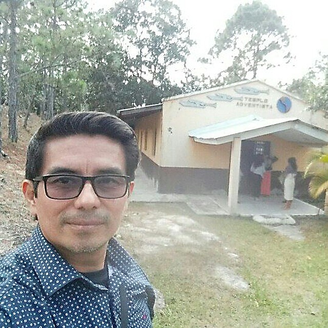 Freddy Silva frente a un templo adventista, año 2016