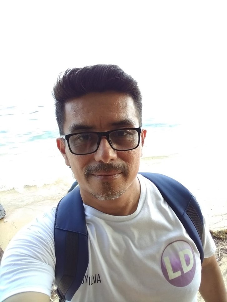 Freddy Silva con camiseta LD en la playa, año 2023